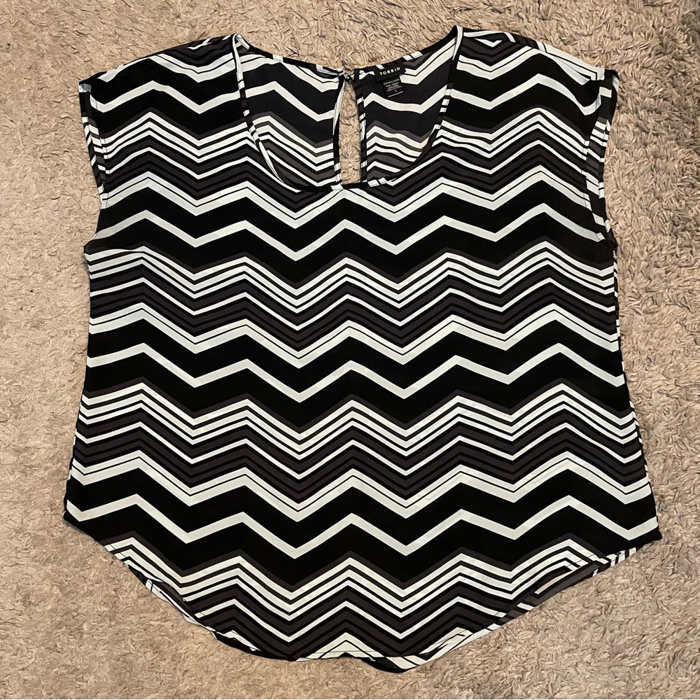 Torrid Black and Mint Gray Chevron Blouse Size 1